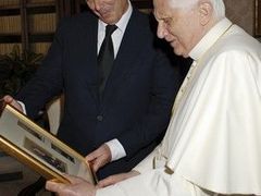 Zběh z nejprominentnějších. Tony Blair, který tento týden oznámil svou konverzi, se svým novým šéfem, papežem Benediktem XVI.