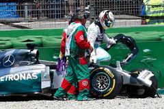 VIDEO Drama v F1, Hamilton v kvalifikaci těžce boural