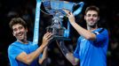 Španělští tenisté Marcel Granollers a Marc Lopez slaví titul po utkání s Indy Mohašem Bhúpáthím a Rohanem Bopannou ve finále Turnaje mistrů 2012.