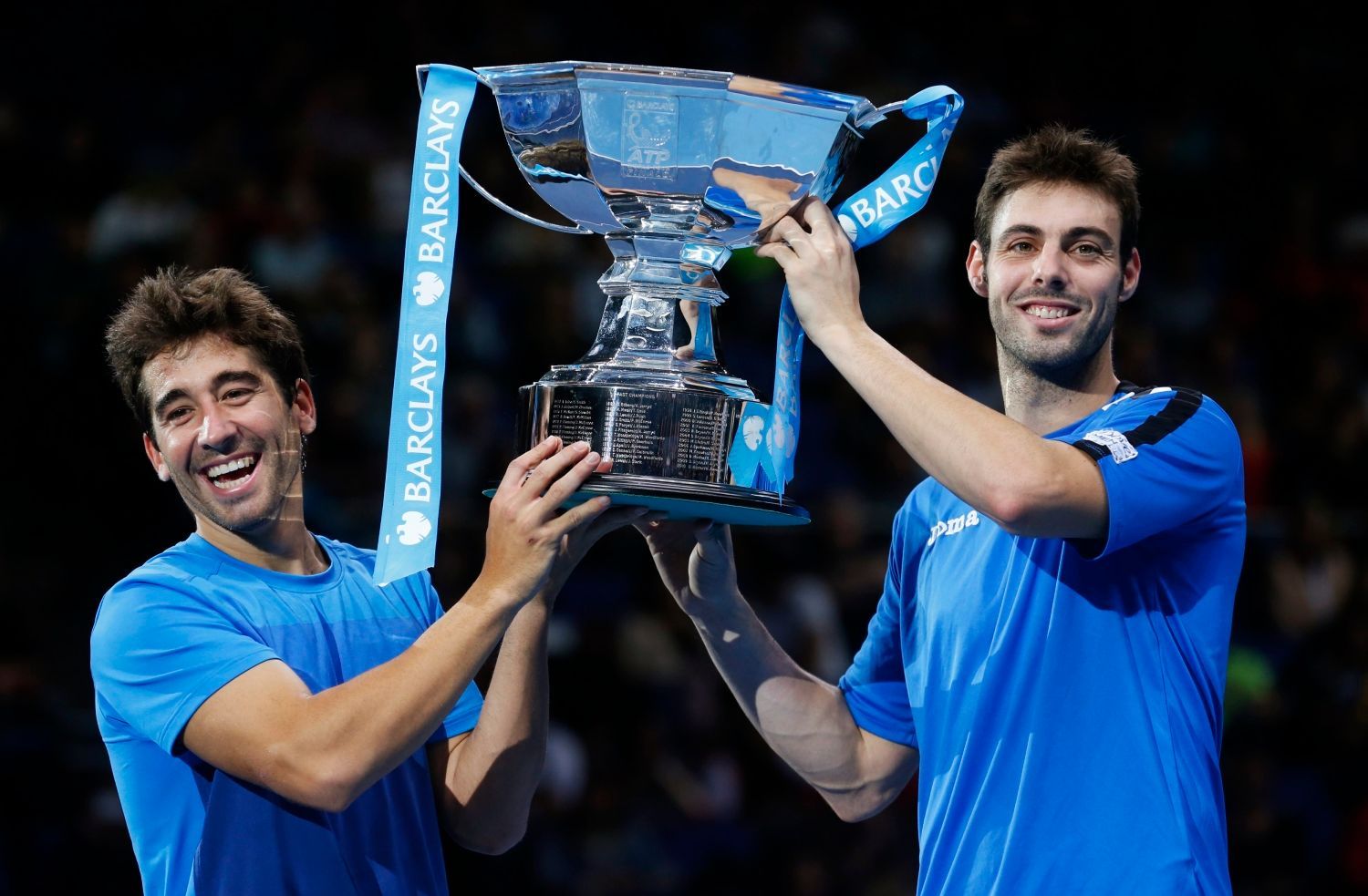 Španělští tenisté Marcel Granollers a Marc Lopez slaví titul po utkání s Indy Mohašem Bhúpáthím a Rohanem Bopannou ve finále Turnaje mistrů 2012.
