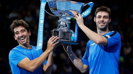 Španělští tenisté Marcel Granollers a Marc Lopez slaví titul po utkání s Indy Mohašem Bhúpáthím a Rohanem Bopannou ve finále Turnaje mistrů 2012.