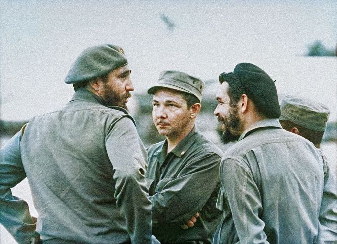 Setkání v Havaně. Fidel Castro, jeho bratr Raul a Che Guevara. Snímek z roku 1959. Kolorováno