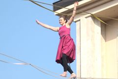 Za konec klecových lůžek. Slacklineři mezi ministerstvy připomněli péči o duši