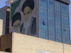 Vůdce islámské revoluce ajatoláh Chomejní a jeho nástupce ajatoláh Chameneí na budově v Teheránu. Před jejich režimem urpchli Arashovi rodiče do Rakouska.