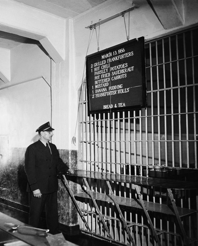 Jídelní lístek vyvěšený v kantýně, kde vězni dostávali jídlo ve federální věznici Alcatraz, 13. března 1956.