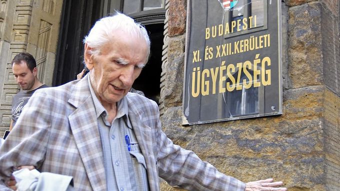 Sedmadevadesátiletý László Csatáry odchází z budovy maďarské prokuratury