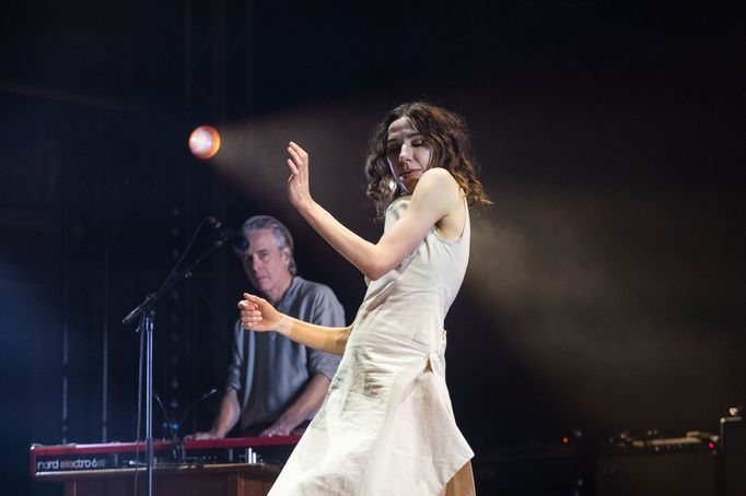 Snímek z pražského koncertu PJ Harvey.