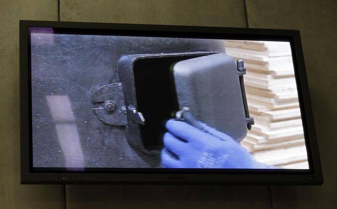 The stove placed in the Sistine Chapel is seen on a screen at the media center in the Vatican March 6, 2013. The stove will send up white smoke signals when the new pope is elected. Catholic cardinals said on Tuesday they wanted time to get to know each before choosing the next pope and meanwhile would seek more information on a secret report on alleged corruption in the Vatican. REUTERS/Max Rossi (VATICAN - Tags: RELIGION) Published: Bře. 6, 2013, 4:09 odp.