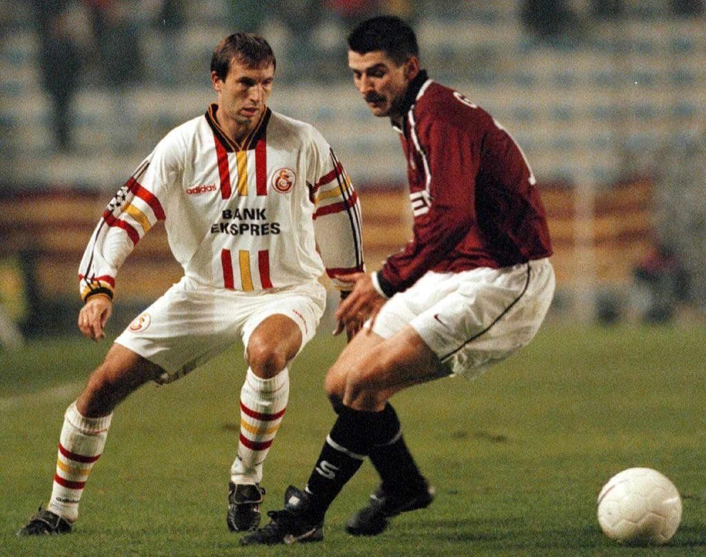 Iulian Filipescu (vlevo) z Galatasaray Istanbul a Petr Gabriel ze Sparty v souboji o míč v utkání Ligy mistrů 1997