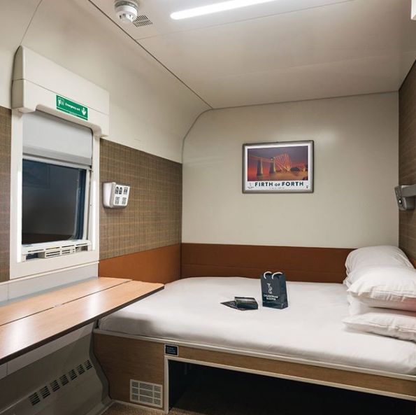 Interiér nočního vlaku Caledonian Sleeper, který jezdí mezi Londýnem a Skotskem | Foto: Instagram.com/caledoniansleeper
