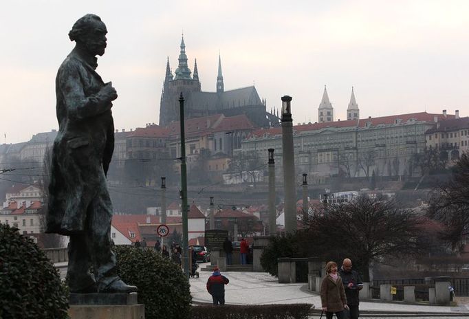 Podle zdrojů z diplomatických kruhů je nejpravděpodobnější, že Obama bude mluvit z Palachova náměstí, od budovy Rudolfina. Tramvaje ani auta by nejezdily. Studenti filozofické fakulty by jeho projev mohli sledovat ze zavřených oken budovy.