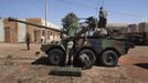 French soldiers arrange equipment in a tank at a Malian air base in Bamako January 15, 2013. The French army sent some 50 armoured vehicles to Mali from their military base in Ivory Coast, which arrived late Monday night. France hit Islamist rebels in Mali with fresh air strikes and deployed armoured cars on Tuesday, stepping up its intervention in the West African state as regional allies struggled to accelerate their plans to send in troops. REUTERS/Joe Penney (MALI - Tags: CIVIL UNREST POLITICS CONFLICT MILITARY) Published: Led. 15, 2013, 2:47 odp.