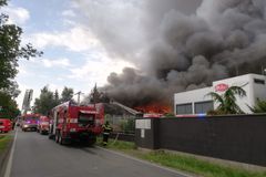 Škoda po požáru skladovací haly v Uhříněvsi byla odhadnuta na více než 100 milionů