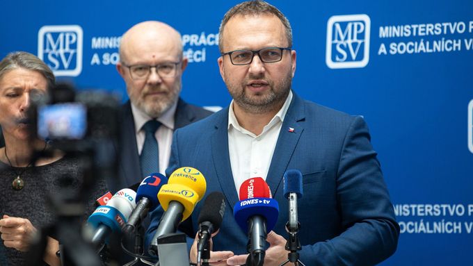 Ministr zdravotnictví Vlastimil Válek a ministr práce a sociálních věcí Marian Jurečka na tiskové konferenci.