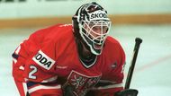 ROMAN TUREK. V sezoně před šampionátem chytal v Norimberku, po zlatém MS odešel do NHL, kde v roce 1999 získal s Dallasem Stanley Cup. Ve Vídni odchytal Turek kompletní porci minut, z osmi zápasů měl úspěšnost přes 95 procent a gólový průměr 1,88. Podle direktoriátu turnaje i podle novinářů byl na MS před 25 lety nejlepším brankářem. Za reprezentaci si však zachytal už jen na nepovedeném Světovém poháru v tom samém roce. Po skončení kariéry se stal prezidentem hokejových Českých Budějovic, které z této pozice dotáhl k návratu do extraligy.