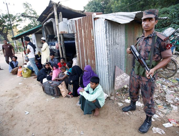 Rohingyové chycení pohraniční střáží, když se snažili uprchnout do sousední Bangladéše.