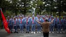 Mid-level government officials dressed in red army uniforms listen to a lesson as they visit an old house where former Chinese leader Mao Zedong used to live during their 5-day training course at the communist party school called China Executive Leadership Academy of Jinggangshan, in Jiangxi province, in this September 21, 2012 file photo. China's Communist Party has dramatically stepped up its training of the country's roughly 40 million party and government officials in the past decade. With public scrutiny of cadre behaviour growing via social media, the party is likely to call for continued, and deepened, cadre education at the upcoming 18th Party Congress. At the vanguard of this education drive, alongside a Central Party School in Beijing, are three "Executive Leadership Academies" which opened in 2005 for middle-ranking and senior officials in Shanghai, Yan'an and Jinggangshan. The curriculum covers Marxism, Leninism and Mao Zedong Thought, but students may also take finance courses, receive in-depth media training or role-play crisis management scenarios on everything from disease outbreaks to train wrecks. REUTERS/Carlos Barria/Files (CHINA - Tags: POLITICS SOCIETY) Published: Zář. 24, 2012, 2:46 odp.