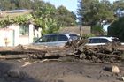 Záplavy a sesuvy bahna zabily v Kalifornii téměř dvě desítky lidí