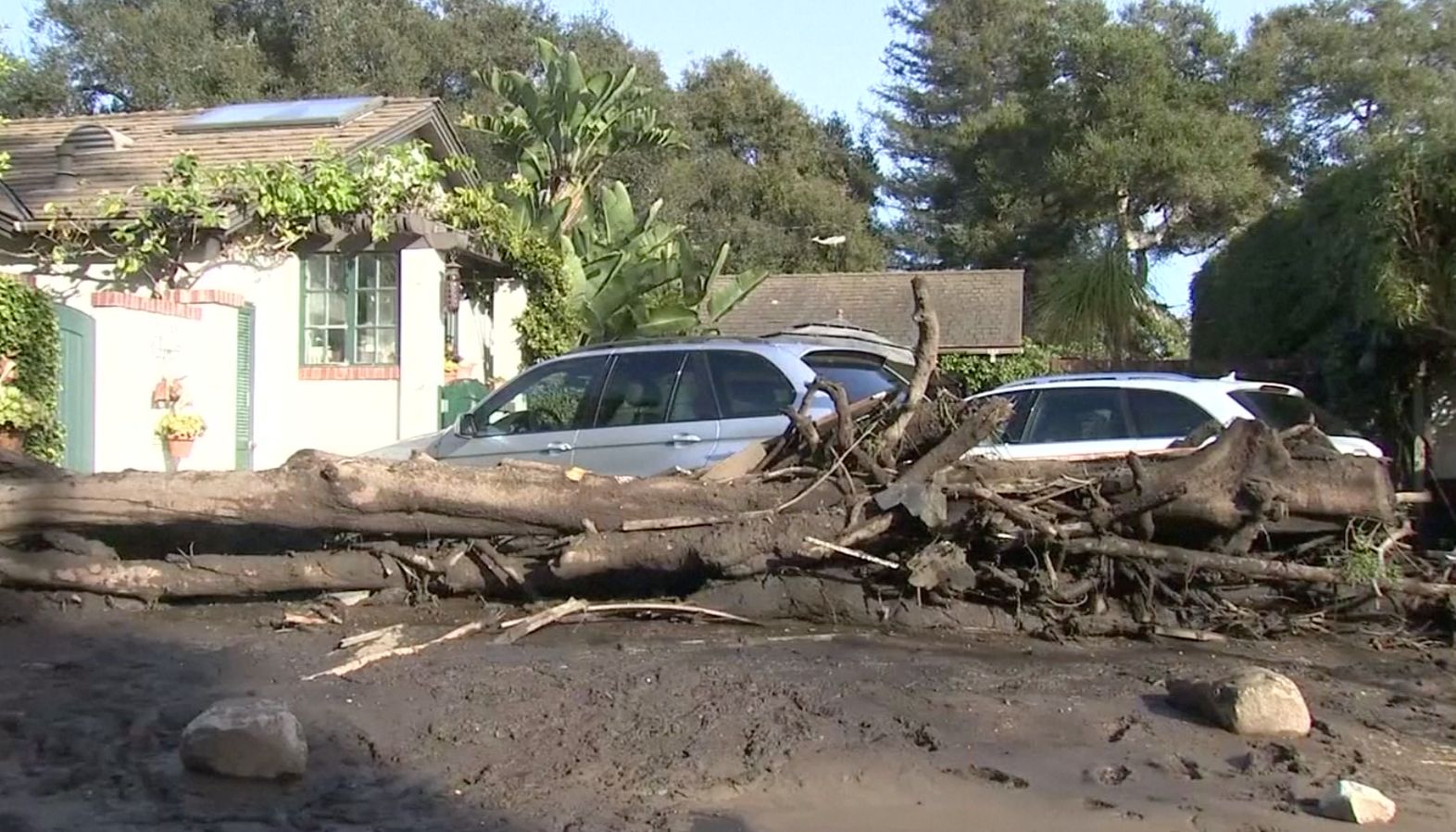 Záplavy a sesuvy bahna v jižní Kalifornii.