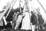 Socha boha Radegasta z roku 1930 v budoucnu předznamenala vznik stejnojmenného průmyslového pivovaru v Nošovicích. Na snímku je zachycena její instalace na vrcholu hory Radhošť v moravsko-slezských Beskydech v roce 1931.