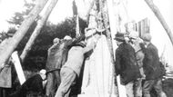 Socha boha Radegasta z roku 1930 v budoucnu předznamenala vznik stejnojmenného průmyslového pivovaru v Nošovicích. Na snímku je zachycena její instalace na vrcholu hory Radhošť v moravsko-slezských Beskydech v roce 1931.