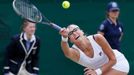 Kazašská tenistka Jaroslava Švedovová dobíhá míček od Američanky Sereny Williamsové v osmifinále Wimbledonu 2012.