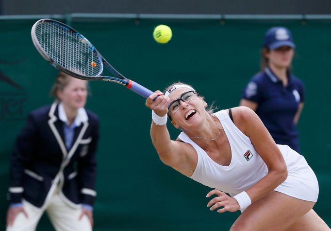 Kazašská tenistka Jaroslava Švedovová dobíhá míček od Američanky Sereny Williamsové v osmifinále Wimbledonu 2012.