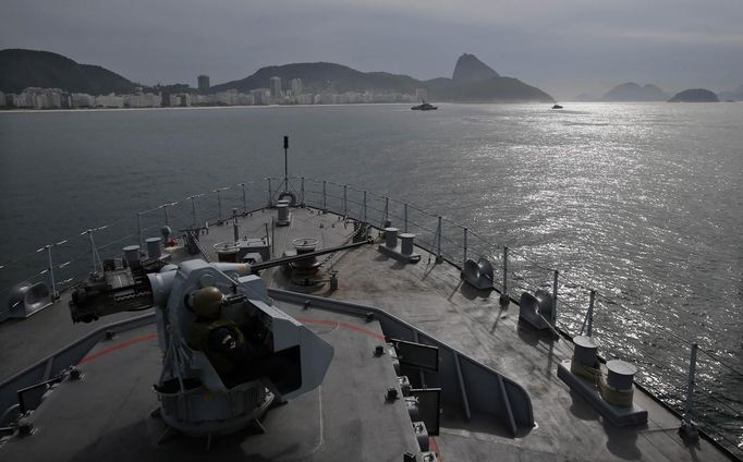 A Brazilian marine takes part in an exercise to prepare their operational readiness to combat terrorist attacks and riots ahead of the FIFA Confederations Cup and World Youth Day, on the Amazonas ship in Rio de Janeiro May 29, 2013. REUTERS/Sergio Moraes (BRAZIL - Tags: SPORT SOCCER MILITARY MARITIME) Published: Kvě. 29, 2013, 4:42 odp.