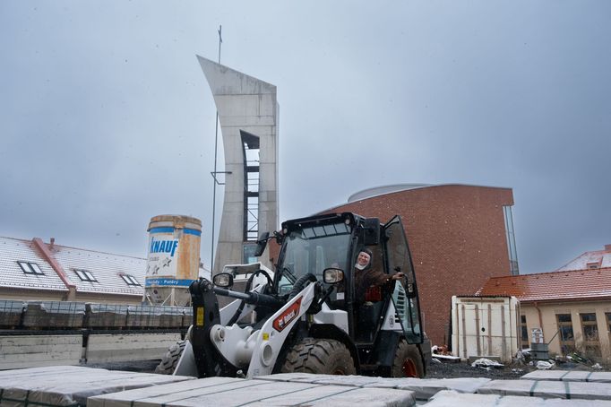 Práce jde karmelitkám od ruky. Aby ušetřily finance za pomocnou sílu, leccos se od dobrých lidí musely přiučit. V práci je neodradí ani špatné počasí.