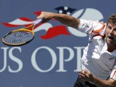 Český tenista Jiří Novák podává v osmifinále US Open proti Rafaelu Nadalovi ze Španělska.