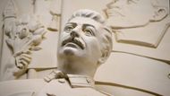 V moskevském metru odhalili novou sochu sovětského diktátora Josifa Stalina, která okamžitě vyvolala ostrou debatu. Zatímco část Rusů ji vnímá jako historickou poctu, jiní považují za chybu připomínat si člověka, pod jehož vedením země prožila období masového utrpení.