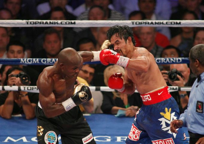 Američan Timothy Bradley zasazuje jeden z úderů Filipínci Manny Pacquiaovi v souboji welterova váhy o titul mistra světa WBO.