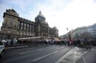 Vítejte u galerie shrnující celý den 17. listopadu tak, jak se odehrál v Praze. Zejména dvě velké demonstrace na Václavském náměstí a ranní vzpomínkové akce (ty najdete na konci galerie).