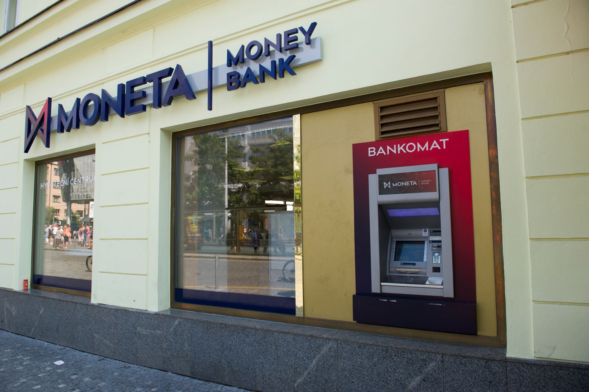 ilustrační fotografie, banka, Moneta Money Bank, bankomat, 2017