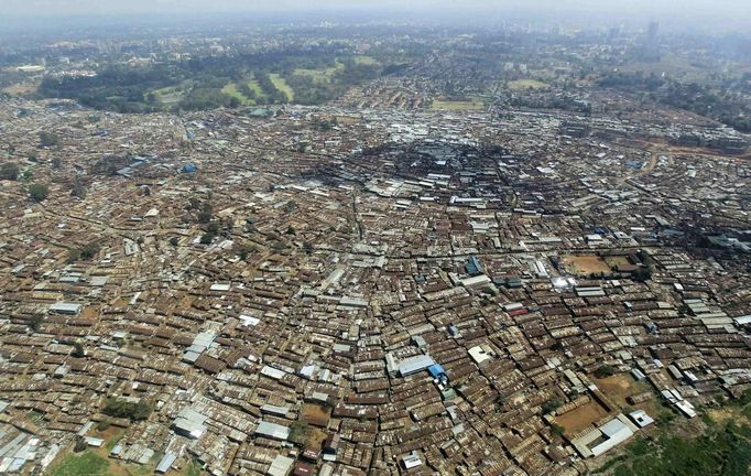 An aerial photograph shows the rusted iron-sheet roofing in the sprawling Kibera slum, one of the largest and poorest slums in Africa and home to about 1 million people, in Kenya's capital Nairobi October 30, 2012. REUTERS/Thomas Mukoya (KENYA - Tags: SOCIETY) Published: Říj. 30, 2012, 7:54 odp.