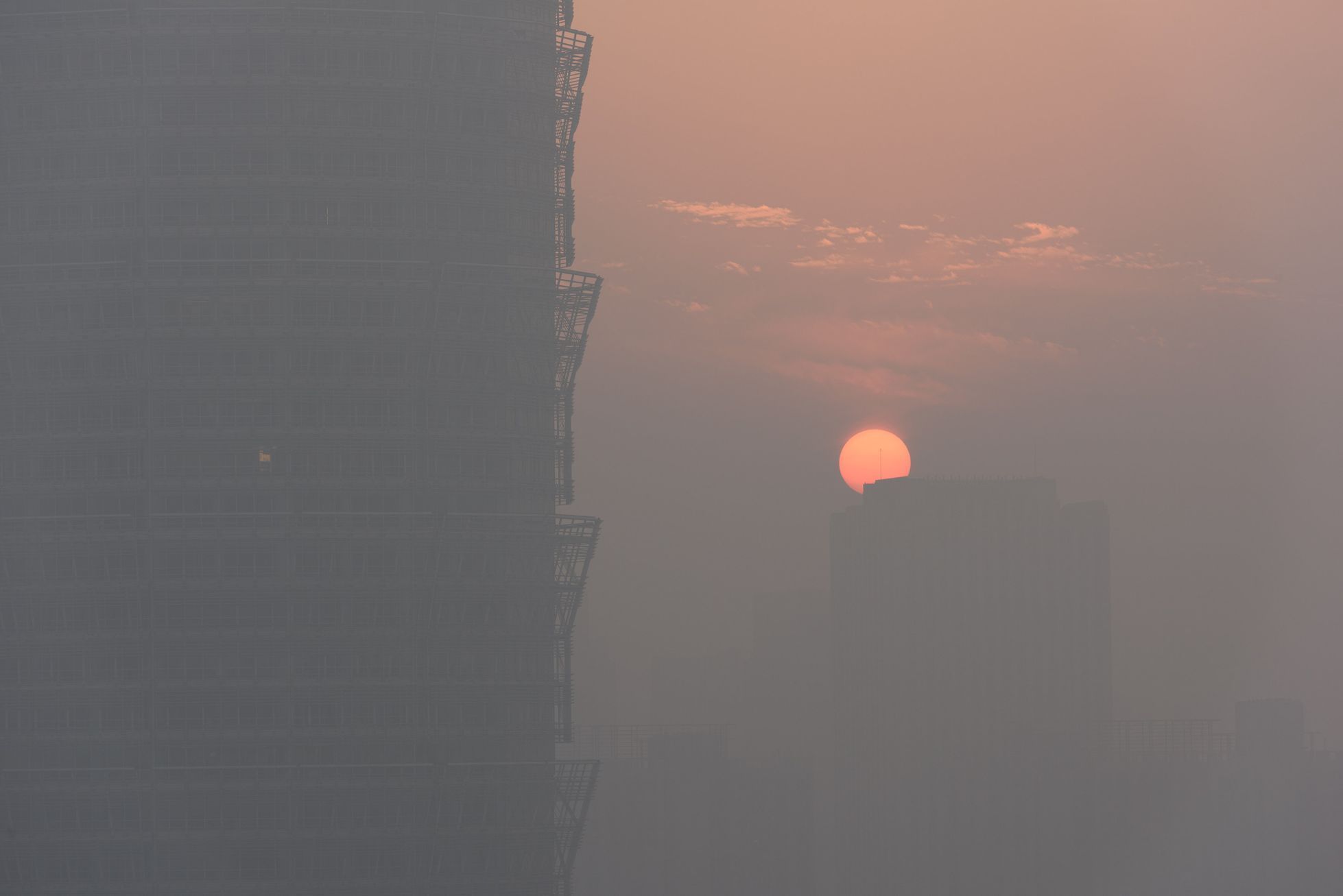 Smog v Čeng-čou, provincie Che-nan v Číně, leden 2017