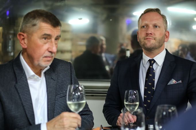 Andrej Babiš a Petr Stuchlík. Záběr z volebního štábu ANO v Praze. 6. 10. 2018.