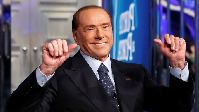Medailonek byznysmana a politika Silvia Berlusconiho, průkopníka moderního politického populismu