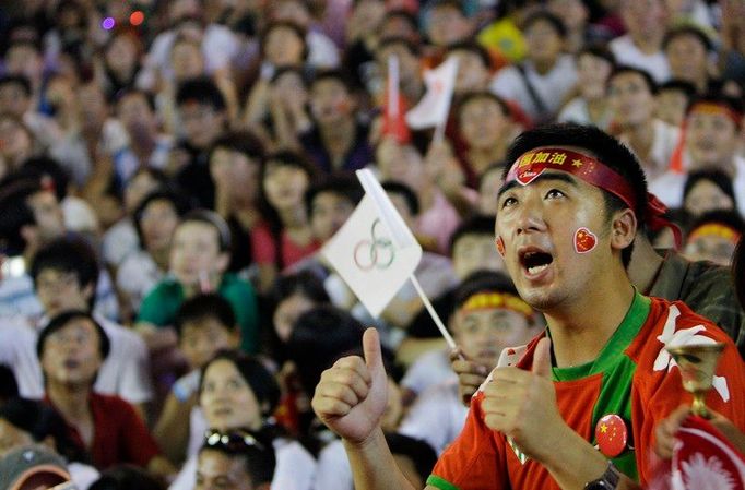 Divák na slavnostním zahájení olympiády na Národním stadionu v Pekingu