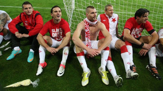 Fotbalisté pražské Slavie (zleva) Matúš Čonka, Karol Kisel, Martin Juhar, Stanislav Vlček a Kamil Čontofalský v utkání 9. kola Gambrinus ligy 2012/13 se Spartou.