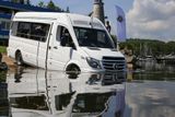 V Česku vznikl unikátní obojživelný minibus. Když plujeme, volají na nás policii, směje se tvůrce