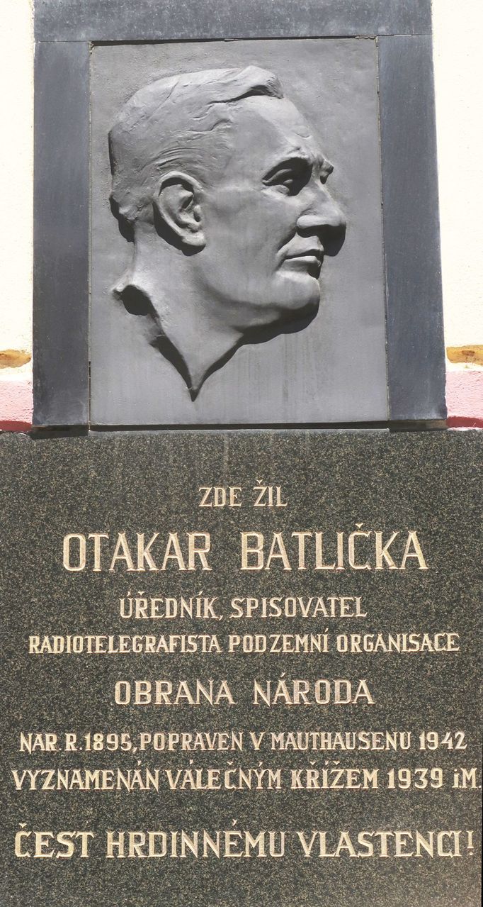 Pamětní deska v dnešní Čiklově ulici čp. 624/7 v Praze-Nuslích ((za Protektorátu ulice Hemina), je dílem sochaře Jaroslava Heyduka. Připomíná, že „zde žil Otakar Batlička