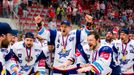 Hokejisté Komety Brno s pohárem pro vítěze extraligy.