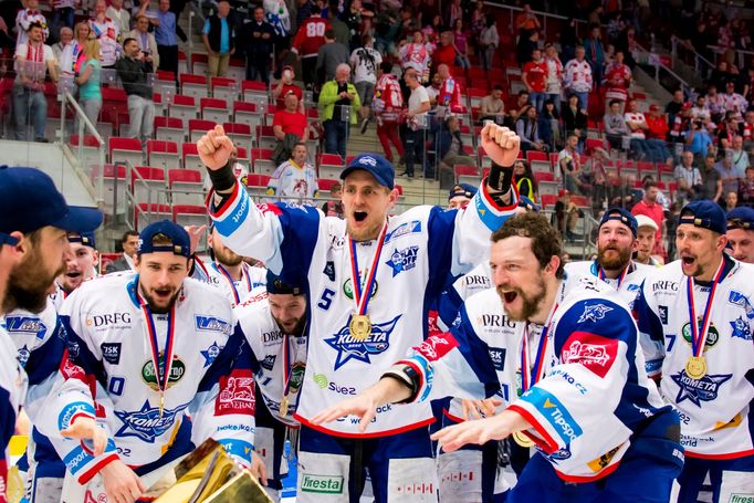 Hokejisté Komety Brno s pohárem pro vítěze extraligy.