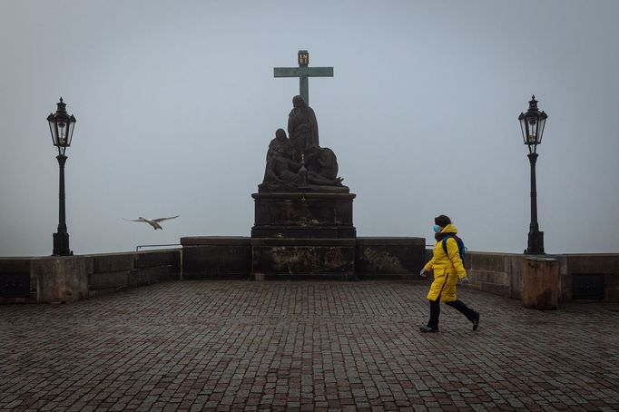 Knihu Pandemie doprovázejí reportážní fotografie Lukáše Bíby.