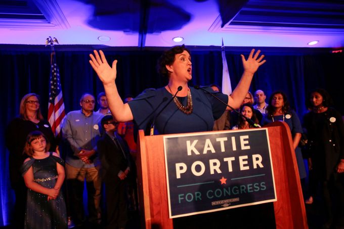 Katie Porterová, demokratická kandidátka, která byla zvolena do Kongresu