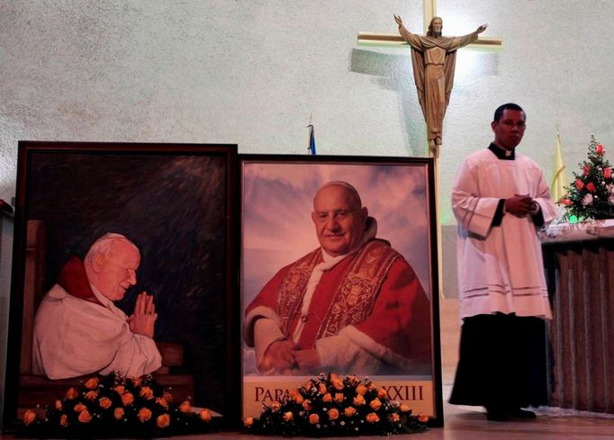 Desetitisíce lidí dnes brzy ráno zaplnily Svatopetrské náměstí ve Vatikánu, kde papež František prohlásí za svaté své dva předchůdce v čele katolické církve - Jana Pavla