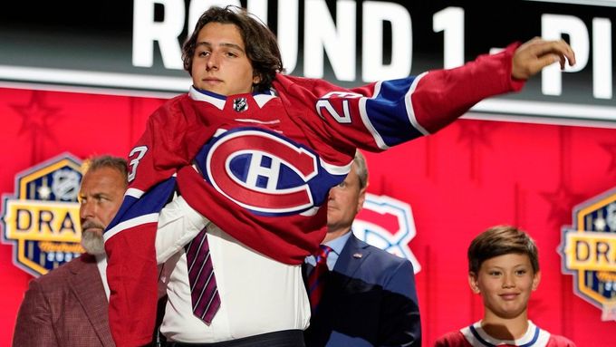 David Reinbacher obléká dres Montrealu na draftu NHL 2023