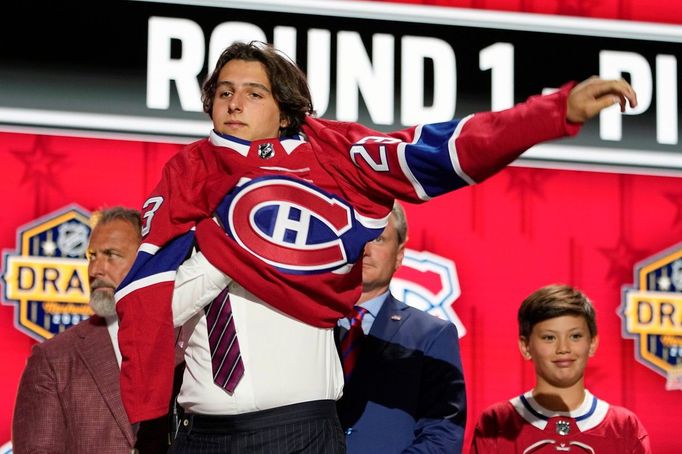 David Reinbacher obléká dres Montrealu na draftu NHL 2023