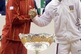 Rade Štěpánek si podává ruku s Rafaelem Nadalem